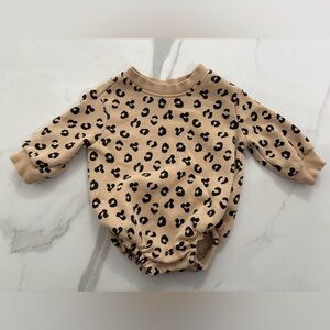 Leopard Print baby girl Old Navy bubble sweater romper
Size 0-3 months